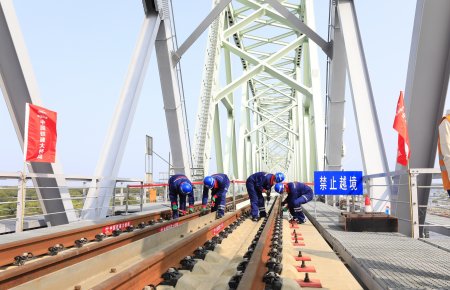 Track laying for railway bridge to Russia ends in Heilongjiang
