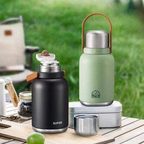Large capacity outdoor picnic can be done with a thermos that can be used by multiple people